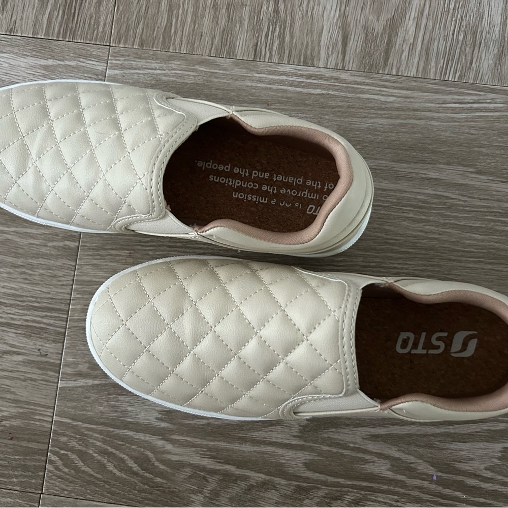 STQ women’s slip on tan sneaker. Size 8